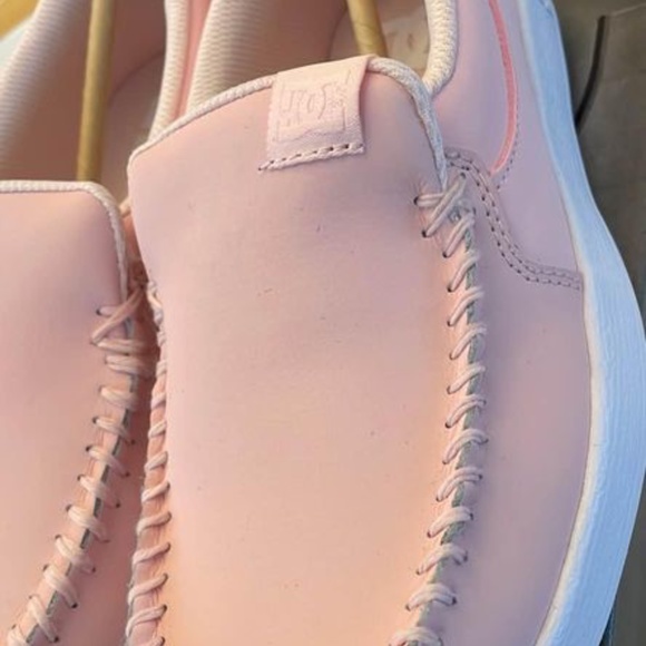 BRAND NEW women DC dc villain 2 slip on light pink skate shoes size US 7 - Picture 4 of 9